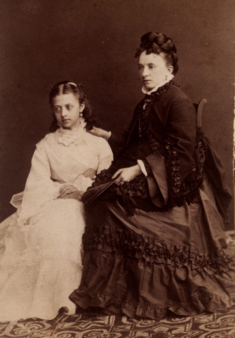 Walentyna Antoniewiczówna i Honorata Łukasiewiczowa, żona i adoptowana córka I.Łukasiewicza